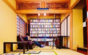 泊まれる図書館 寄処 -Yosuga-